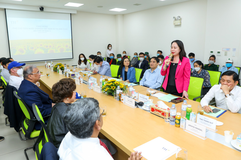 Cùng tham dự đoàn công tác có các Ủy viên Ban chấp hành Trung ương Đảng gồm: đồng chí Nguyễn Đắc Vinh, Chủ nhiệm Ủy ban Văn hóa Giáo dục của Quốc hội cùng lãnh đạo các cơ quan, ban ngành trung ương, tỉnh Nghệ An và chính quyền huyện Nghĩa Đàn. (Ảnh: Minh Sơn/Vietnam+)