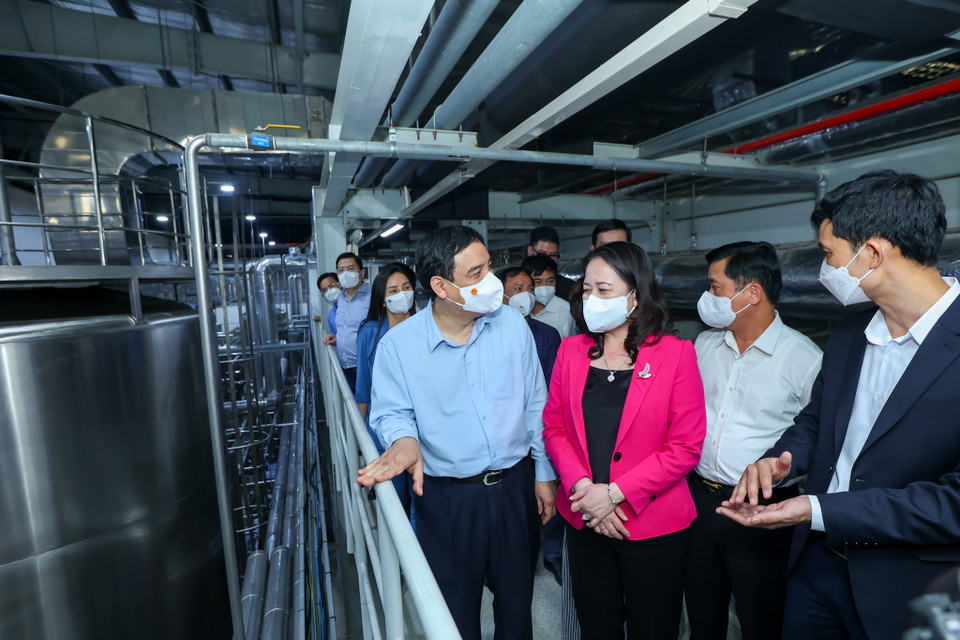 Đây cũng là nơi chế biến các dòng sản phẩm đồ uống hoàn toàn từ thiên nhiên, hạn chế dùng đường tinh luyện, phòng chống các bệnh mãn tính không lây của thời đại, dẫn đầu xu hướng dinh dưỡng. (Ảnh: Minh Sơn/Vietnam+)