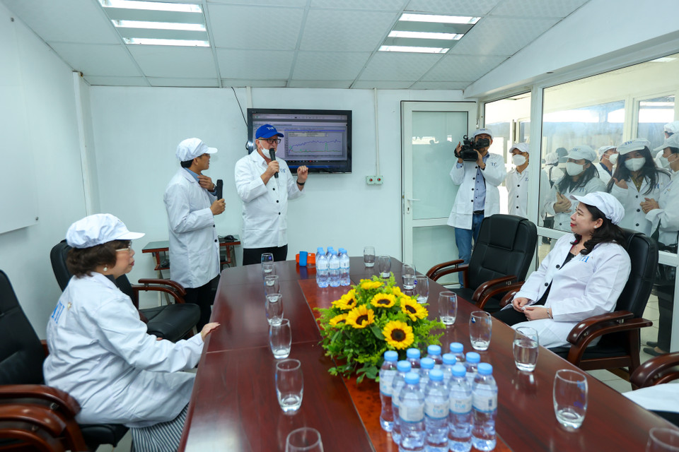 Phó Chủ tịch nước cùng đoàn công tác tham quan khu vắt sữa của trang trại số 3, trực tiếp chứng kiến các thiết bị công nghệ cao ứng dụng trong quản lý, chăm sóc đàn bò; trong đó có con chip Perometer đeo ở chân bò có thể cung cấp toàn bộ thông tin về sức khỏe bò, truyền trực tiếp vào hộp nhận tín hiệu tại Trung tâm vắt sữa và cập nhật vào máy tính. (Ảnh: Minh Sơn/Vietnam+)