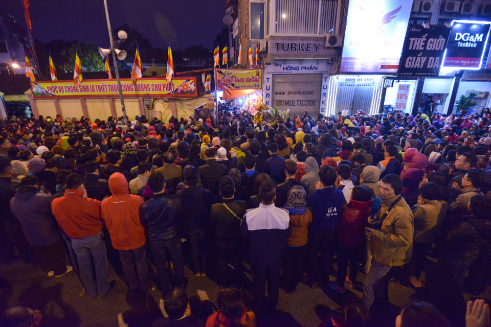 Theo quan niệm dân gian, trong năm người nào bị các sao: Kế Đô, La Hầu, Thái Bạch, Tam Quy… chiếu thì cả năm sẽ không may mắn, vì vậy cứ dịp đầu Xuân người dân lại đổ xô đến các chùa, đình xin dâng sao giải hạn. (Ảnh: Minh Sơn/Vietnam+)