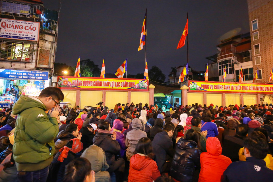 Buổi lễ được bắt đầu lúc 7 giờ tối, nhưng trước đó rất đông người dẫn đã đến để ngồi giữ chỗ. (Ảnh: Minh Sơn/Vietnam+)
