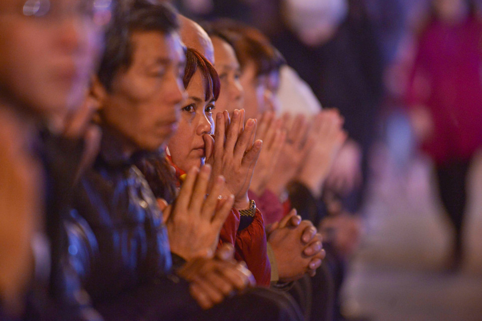 Một số người dân tham gia lễ giải hạn cho biết, việc giải hạn không hoàn toàn có thể hóa giải vận xui, nhưng họ tin rằng có thể giảm nhẹ vận hạn của những ai mang loại sao này. (Ảnh: Minh Sơn/Vietnam+)