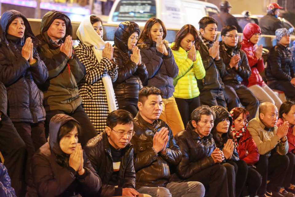 Anh Cù Huy Hiếu (Mai Dịch, quận Cầu Giấy) cho biết, năm nay nhà anh có 2 người trúng phải sao La Hầu và Thái Bạch nên anh đã chủ động đến đây từ 5 giờ chiều để làm lễ cầu an, giải hạn. (Ảnh: Minh Sơn/Vietnam+)