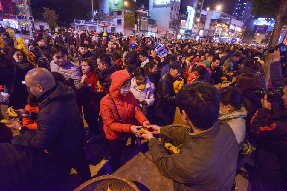 Buổi lễ giải hạn kết thúc, nhiều người dân đã đến nhận ‘lộc’ từ phía nhà chùa. (Ảnh: Minh Sơn/Vietnam+)