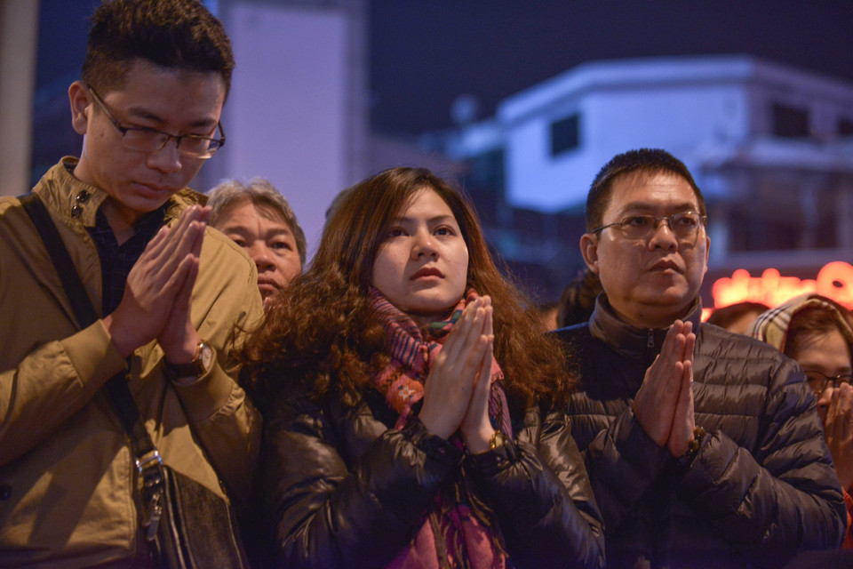 Thời tiết tại Thủ đô tối 15/2 khá lạnh nhưng vẫn không cản được dòng người đông nghịt đổ về đây. (Ảnh: Minh Sơn/Vietnam+)