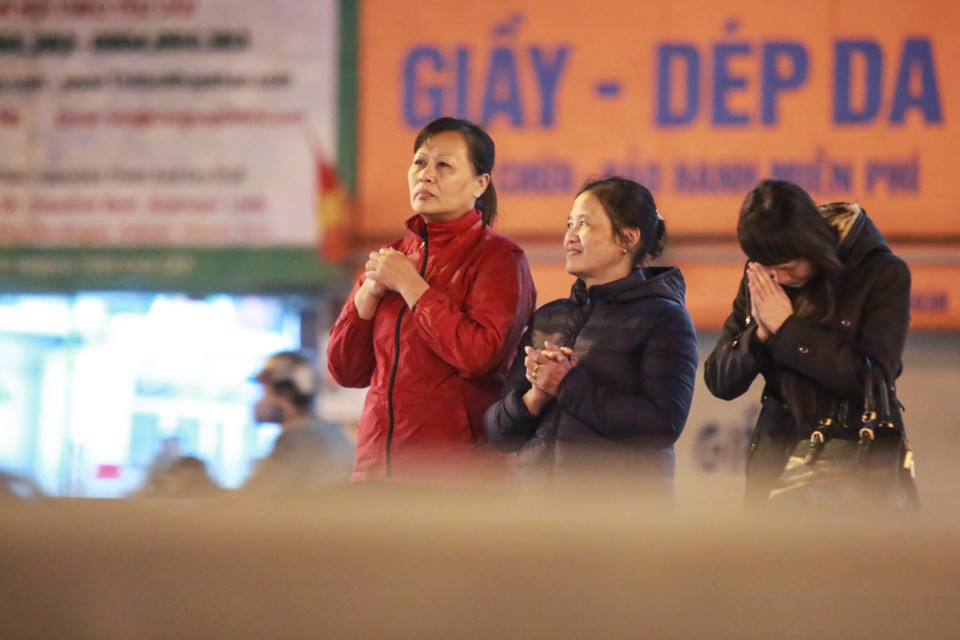 Nhiều người dân không chen được trước cổng chùa Phúc Khánh phải đứng bên đường vái vọng vào. (Ảnh: Minh Sơn/Vietnam+)