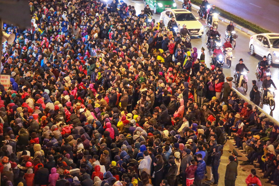 Hình ảnh đông nghịt người dân tập trung trước cổng chùa Phúc Khánh. (Ảnh: Minh Sơn/Vietnam+)