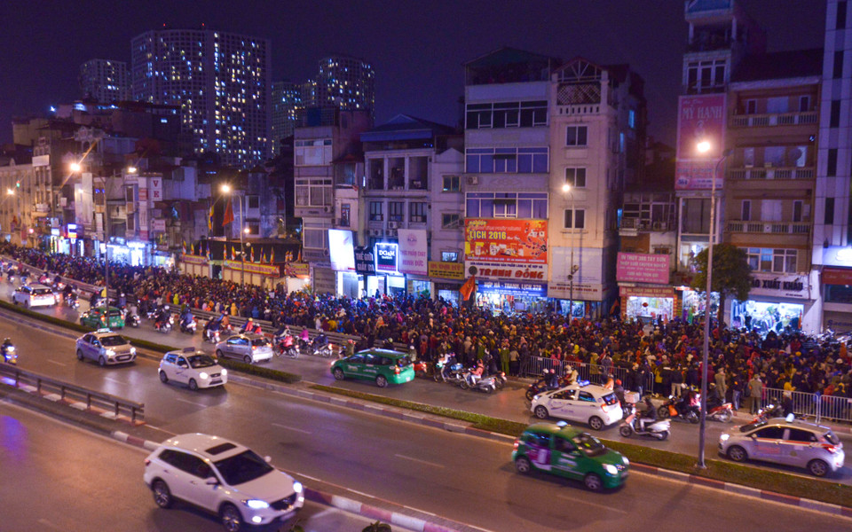 Việc người dân ngồi chật kín ngoài đường làm lễ ở chùa Phúc Khánh là hình ảnh quen thuộc vào mỗi dịp đầu năm mới. (Ảnh: Minh Sơn/Vietnam+)