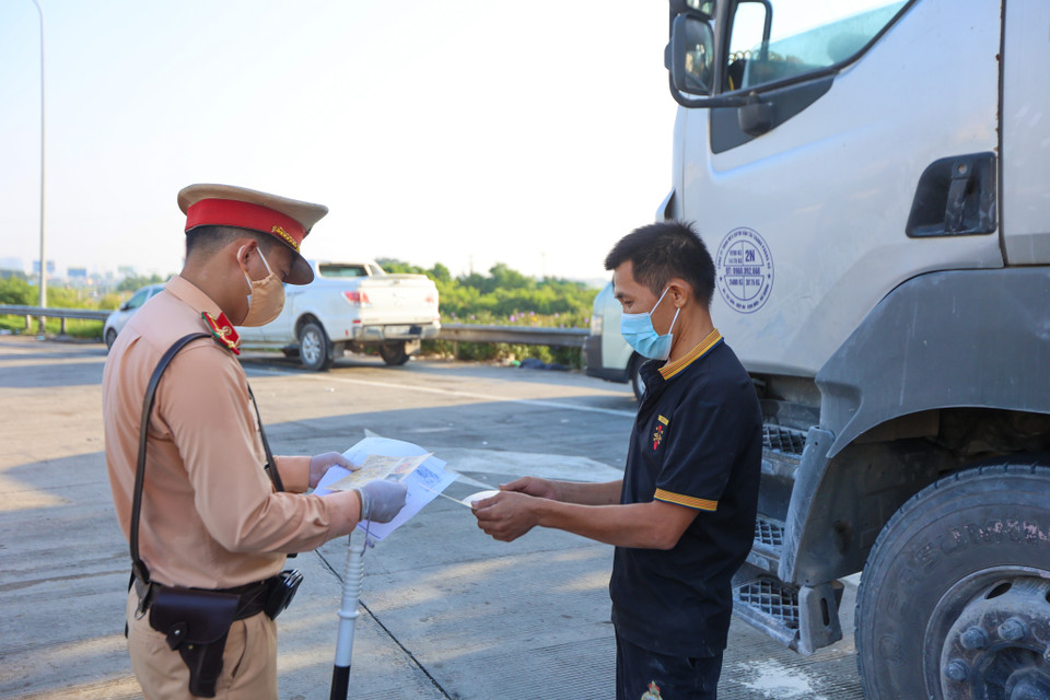 Các tài xế sẽ phải xuất trình phiếu xét nghiệm âm tính còn thời hạn để được vào thành phố. (Ảnh: Minh Sơn/Vietnam+)