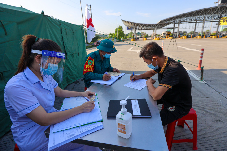 Trong quá trình thực hiện nhiệm vụ, các chốt phải đảm bảo các yêu cầu về phòng chống dịch, chú ý đeo khẩu trang, giữ khoảng cách. (Ảnh: Minh Sơn/Vietnam+)