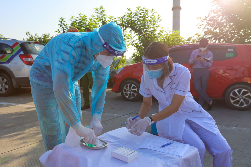 Các trường hợp tài xế có yếu tố dịch tễ sẽ phải xét nghiệm nhanh mới được qua trạm kiểm soát dịch. (Ảnh: Minh Sơn/Vietnam+)