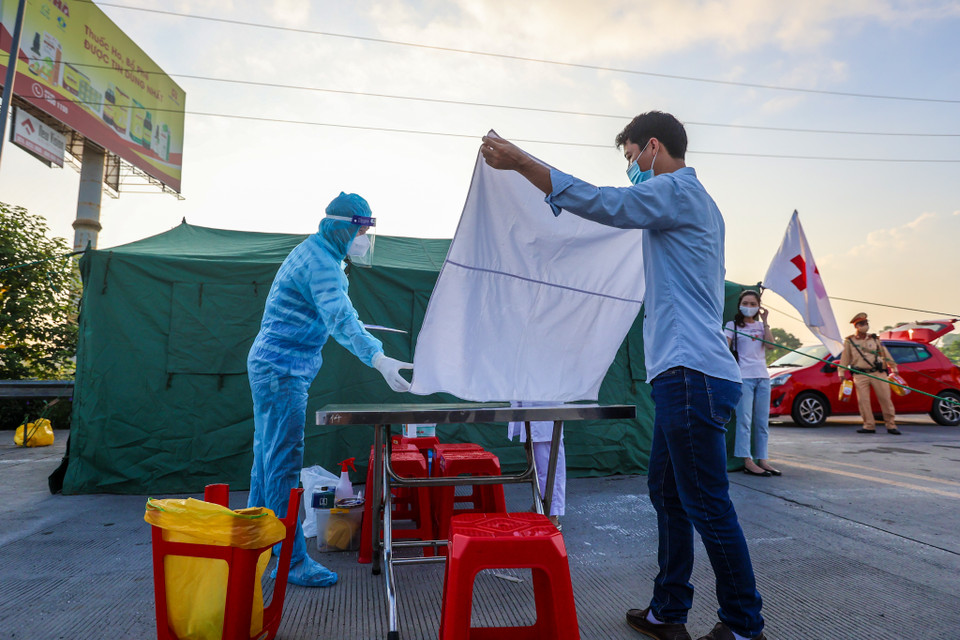 Bắt đầu từ sáng 14/7, thành phố Hà Nội đã triển khai lập 22 chốt để kiểm soát người ra vào thành phố, nhằm phòng chống dịch bệnh COVID-19. (Ảnh: Minh Sơn/Vietnam+)