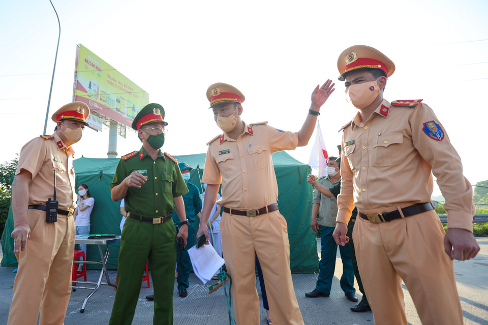 Đại tá Trần Ngọc Dương-Phó Giám đốc Công an Hà Nội đã đến để nắm bắt tình hình và kiểm tra các chốt thực hiện nhiệm vụ. (Ảnh: Minh Sơn/Vietnam+)