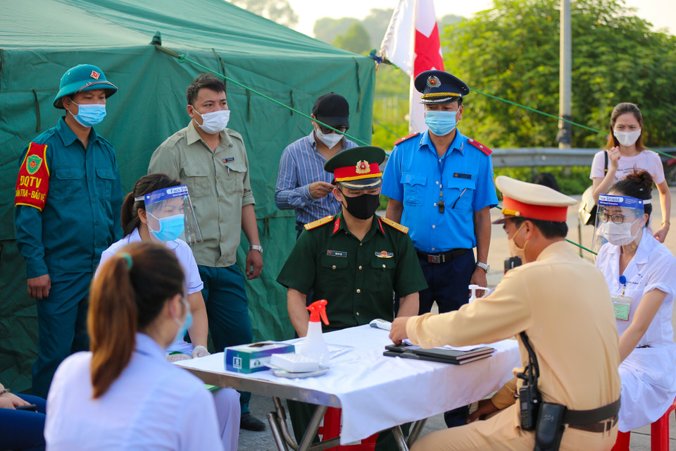Các chốt sẽ có 11 cán bộ tham gia ứng trực, gồm cán bộ cảnh sát giao thông, cảnh sát cơ động, thanh tra giao thông, cán bộ y tế, cán bộ quân đội và cán bộ tư pháp của địa phương. (Ảnh: Minh Sơn/Vietnam+)