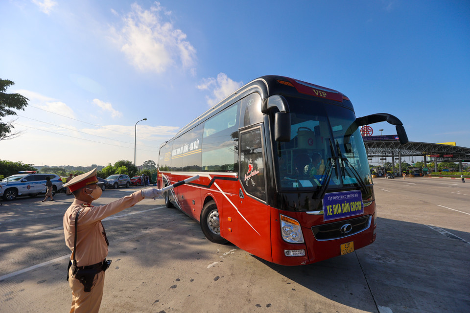 Một xe khách đến từ Đà Nẵng phải quay đầu khỏi trạm kiểm soát dịch vì không có giấy xét nghiệm âm tính. (Ảnh: Minh Sơn/Vietnam+)