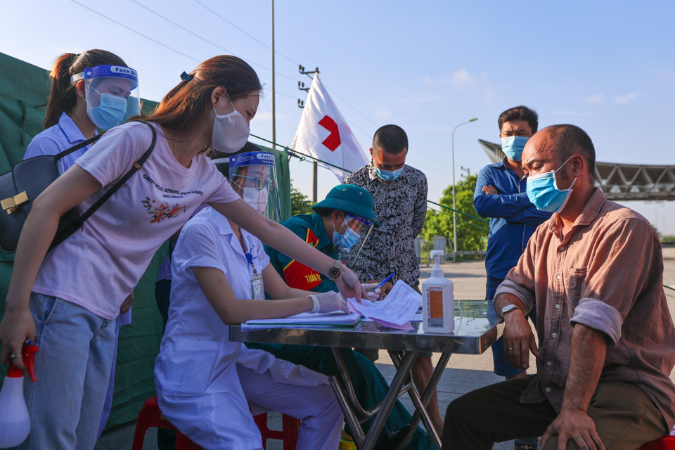 Tài xế Phan Văn Lượng đến từ thành phố Hồ Chí Minh mặc dù có phiếu xét nghiệm âm tính nhưng chưa được cho qua. (Ảnh: Minh Sơn/Vietnam+)