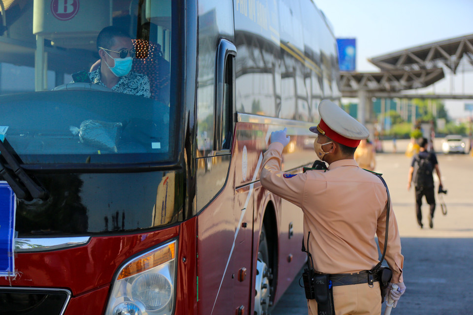 Theo ông Chử Xuân Dũng-Phó Chủ tịch Uỷ ban Nhân dân thành phố Hà Nội, các chốt trực sẽ vừa kiểm tra vừa tuyên truyền cho người dân về công tác phòng, chống dịch. 'Tại các chốt sẽ kết hợp test nhanh và kiểm tra giấy xác nhận xét nghiệm âm tính.' (Ảnh: Minh Sơn/Vietnam+)