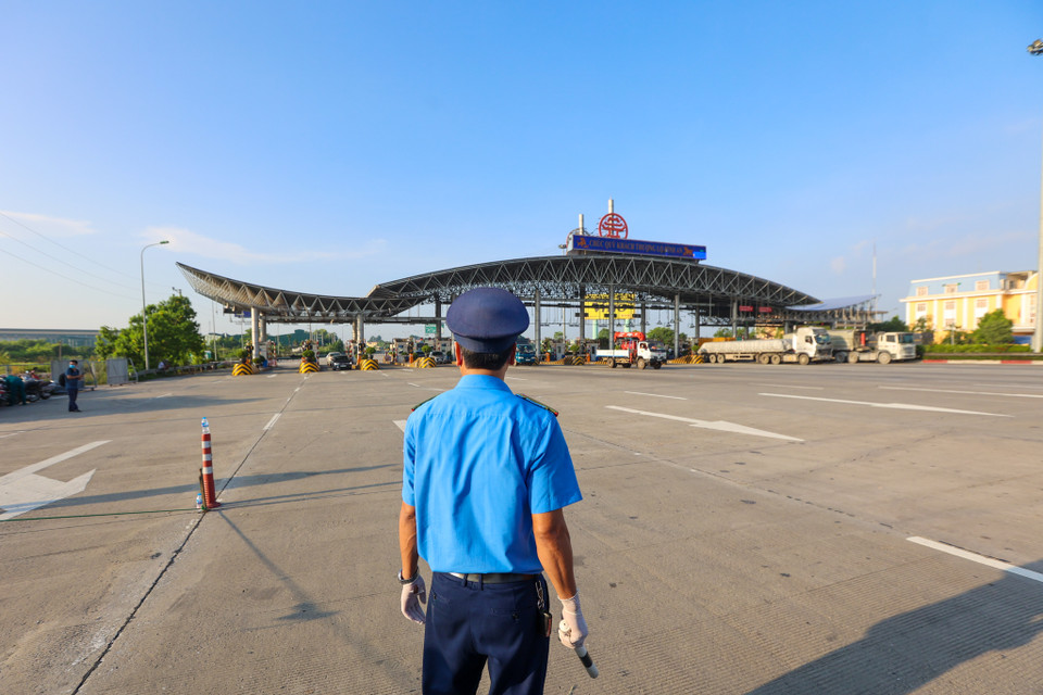 Trước đó vào ngày 13/7, Công an thành phố Hà Nội đã có văn bản hỏa tốc gửi các sở, ban, ngành và các quận, huyện trên địa bàn về việc thành lập 22 chốt tại các cửa ngõ lớn để kiểm soát toàn bộ phương tiện, người dân vào thành phố. (Ảnh: Minh Sơn/Vietnam+)