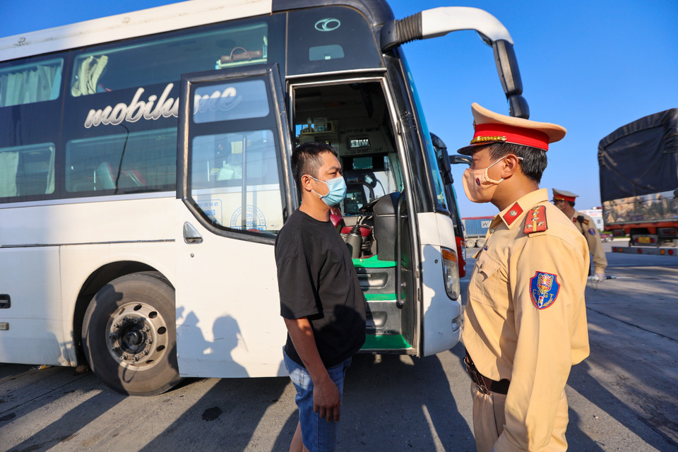 Các tài xế được phổ biến và tuyên truyền về công tác dịch bệnh trước khi được di chuyển vào thành phố. (Ảnh: Minh Sơn/Vietnam+)