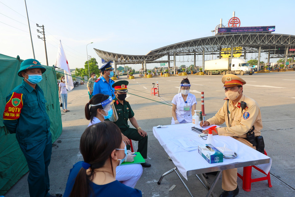 Ghi nhận tại chốt kiểm soát đặt tại trạm thu phí cao tốc Pháp Vân-Cầu Giẽ, ngay từ 6 giờ sáng các lực lượng đã triển khai. (Ảnh: Minh Sơn/Vietnam+)