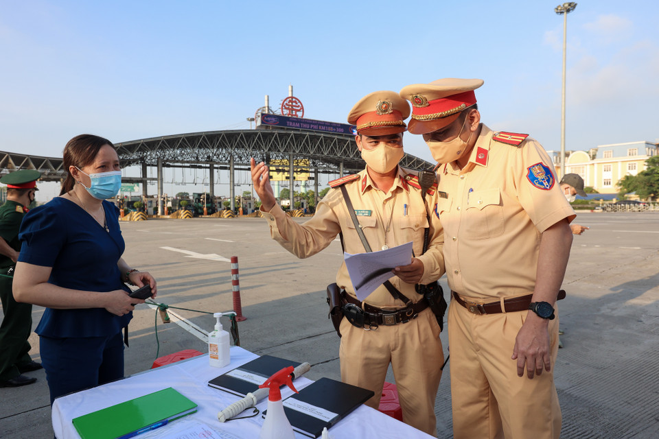 Các chốt này có nhiệm vụ kiểm soát phương tiện vận tải, xe ôtô cá nhân, xe máy (các địa phương giáp ranh có dịch); đảm bảo an ninh, trật tự. (Ảnh: Minh Sơn/Vietnam+)