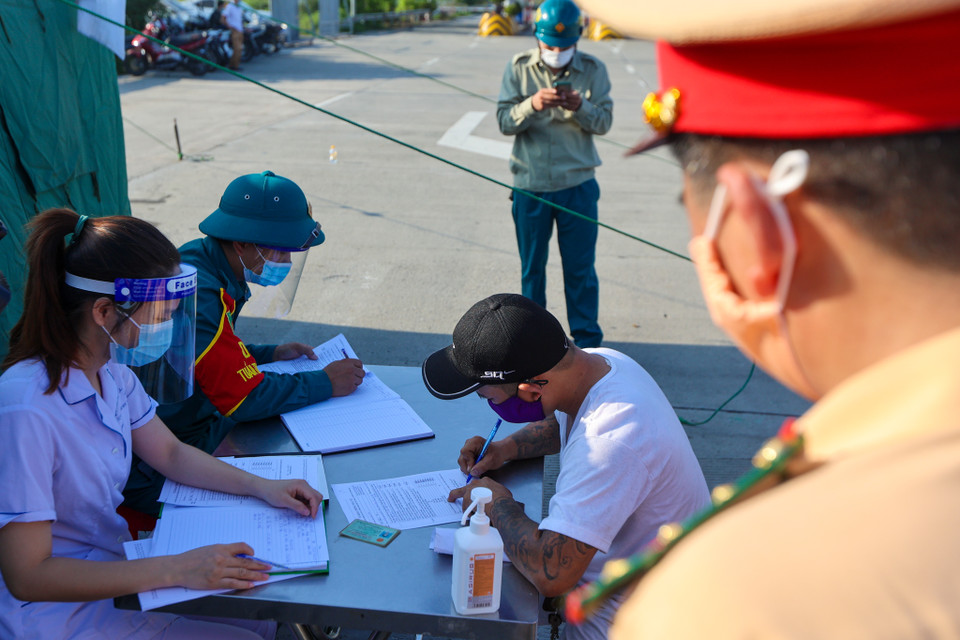 Một số tài xế phải quay đầu ra khỏi thành phố vì đi từ vùng dịch và không có giấy xét nghiệm âm tính. (Ảnh: Minh Sơn/Vietnam+)