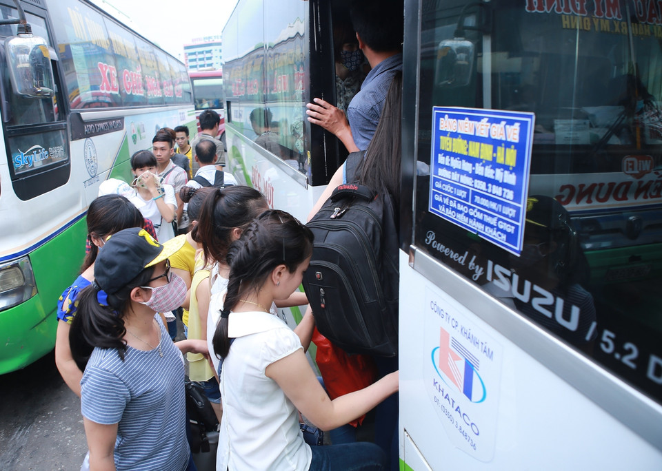 Một số chủ xe tranh thủ nhồi nhét khách. (Ảnh: Minh Sơn/Vietnam+)