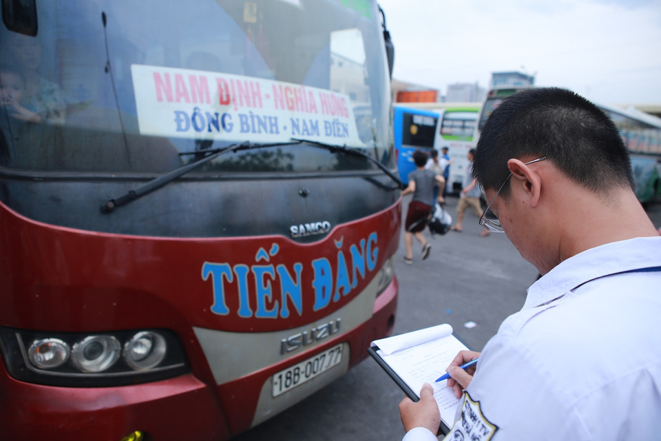 Ngay lập tức bị lập biên bản xử phạt tại chỗ. (Ảnh: Minh Sơn/Vietnam+)