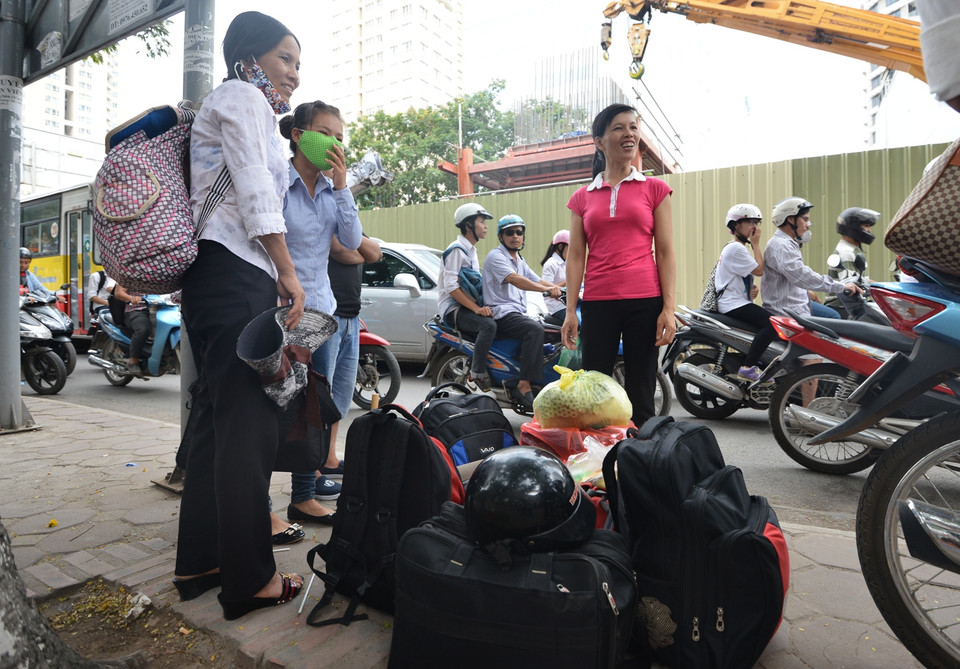 Đồ đạc hành lý đã được sắp xếp từ trước, chỉ đợi các sĩ tử hoàn thành xong bài là sẽ lên đường về nhà. (Ảnh: Minh Sơn/Vietnam+)