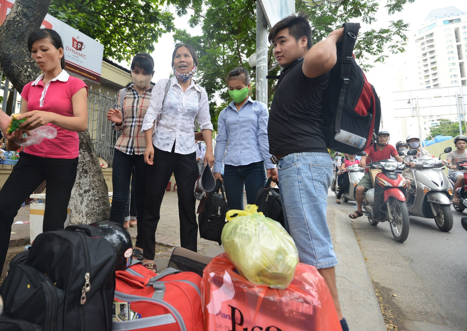 Đồ đạc hành lý đã được sắp xếp từ trước, chỉ đợi các sĩ tử hoàn thành xong bài là sẽ lên đường về nhà. (Ảnh: Minh Sơn/Vietnam+)