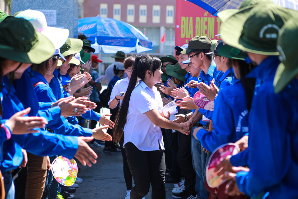 Các bắt tay thật chặt cầu chúc các thí sinh đạt kết quả cao trong kỳ thi. (Ảnh: Minh Sơn/Vietnam+)