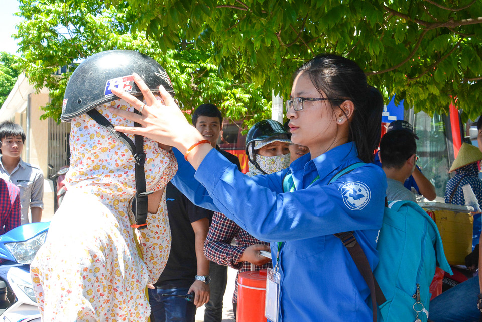 Lực lượng xe ôm miễn phí hỗ trợ đưa đón các sĩ tử đến các điểm thi, phòng trọ. (Ảnh: Minh Sơn/Vietnam+)