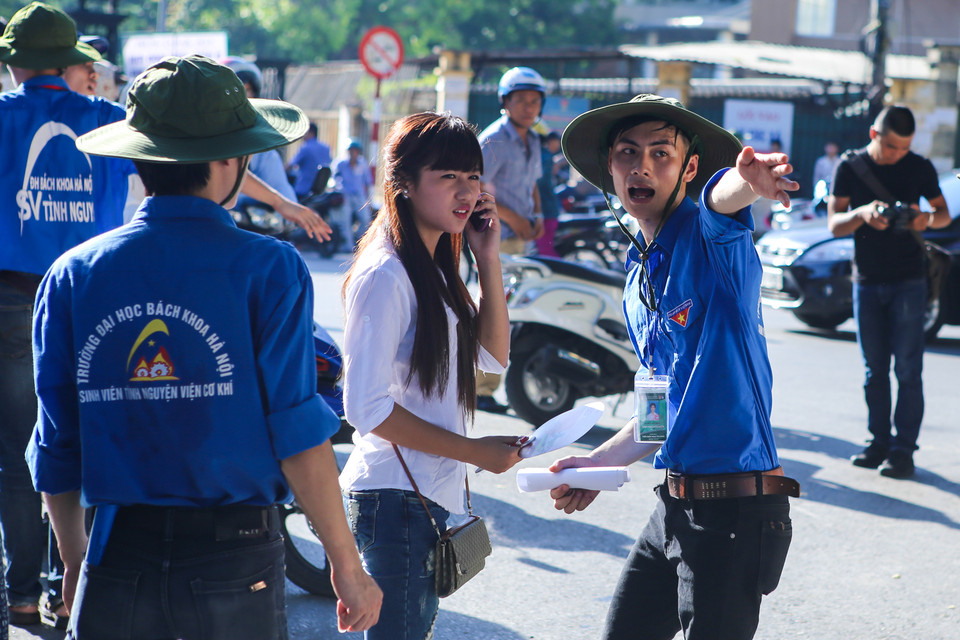Chỉ đường cho các thí sinh trước giờ thi. (Ảnh: Minh Sơn/Vietnam+)