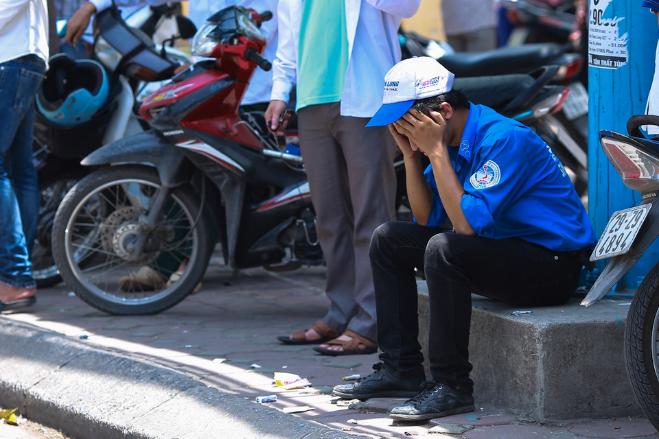 Phút nghỉ ngơi hiếm hoi của một bạn tình nguyện viên ‘tiếp sức mùa thi’. (Ảnh: Minh Sơn/Vietnam+)