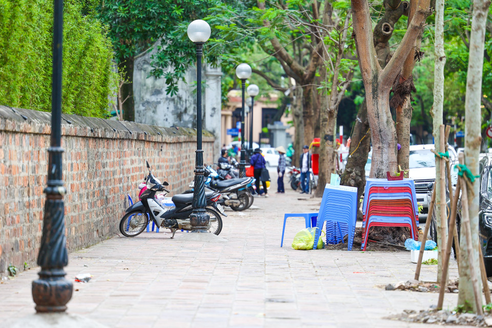 Các tuyến phố đi bộ, ẩm thực này của quận Đống Đa liên quan đến địa giới hành chính của 7 phường: Văn Miếu, Văn Chương, Quốc Tử Giám, Trung Liệt, Ô Chợ Dừa, Cát Linh và Ngã Tư Sở. (Ảnh: Minh Sơn/Vietnam+)