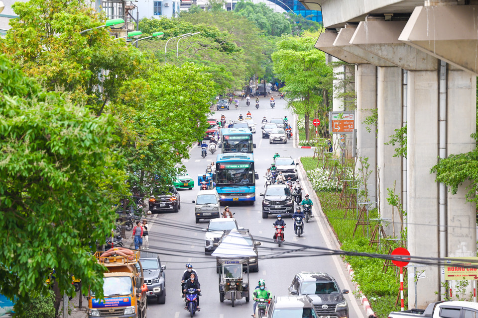 Chị Khánh Linh (Hoàng Cầu, Đống Đa) chia sẻ, khi biết tin thành phố sẽ mở tuyến phố đi bộ khu vực Hoàng Cầu chị rất vui vì sẽ có thêm một điểm vui chơi gần nhà. Tuy nhiên, chị Linh lo lắng vì không rõ giao thông tại đây sẽ như thế nào. (Ảnh: Minh Sơn/Vietnam+) 