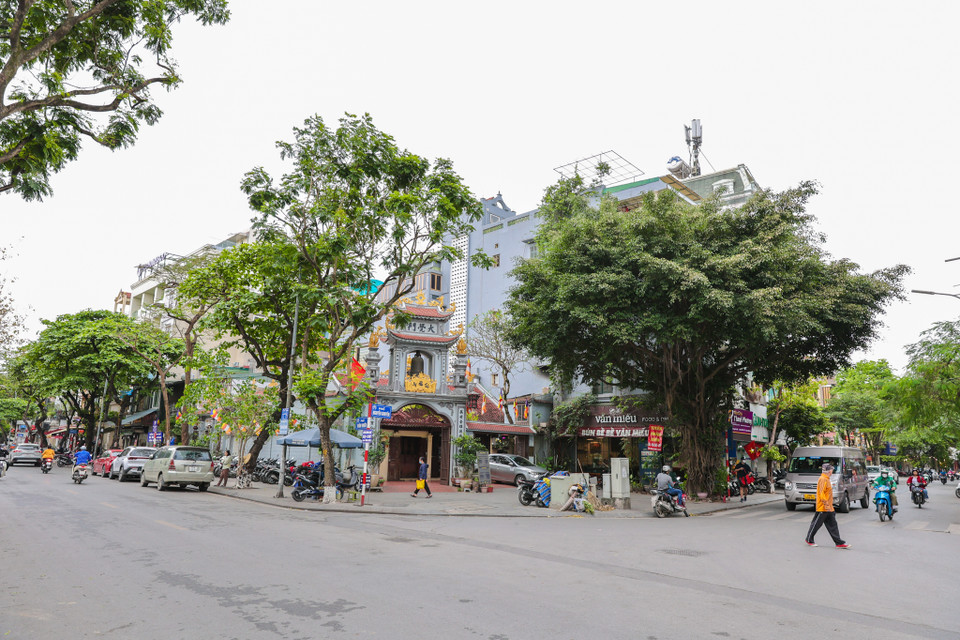 Tuyến phố Văn Miếu - Quốc Tử Giám dịp Tết cũng trở thành tuyến phố thu hút rất đông du khách trong và ngoài nước ghé thăm. (Ảnh: Minh Sơn/Vietnam+)