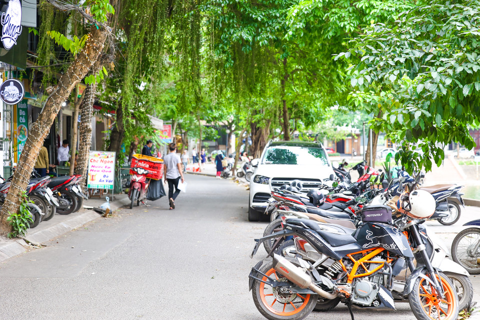 Tuy nhiên hiện tại khu vực xung quanh hồ xảy ra tình trạng lấn chiếm vỉa hè, lòng đường gây mất mỹ quan đô thị. (Ảnh: Minh Sơn/Vietnam+)