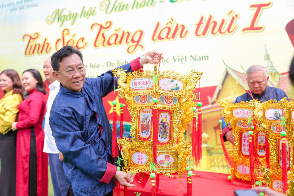 Hoạt động đấu đèn của người Hoa mang ý nghĩa làm tăng thêm sinh khí cho lễ hội, tạo sự vui tươi giúp cộng đồng gắn kết hơn. (Ảnh: Diễm Hằng/Vietnam+)