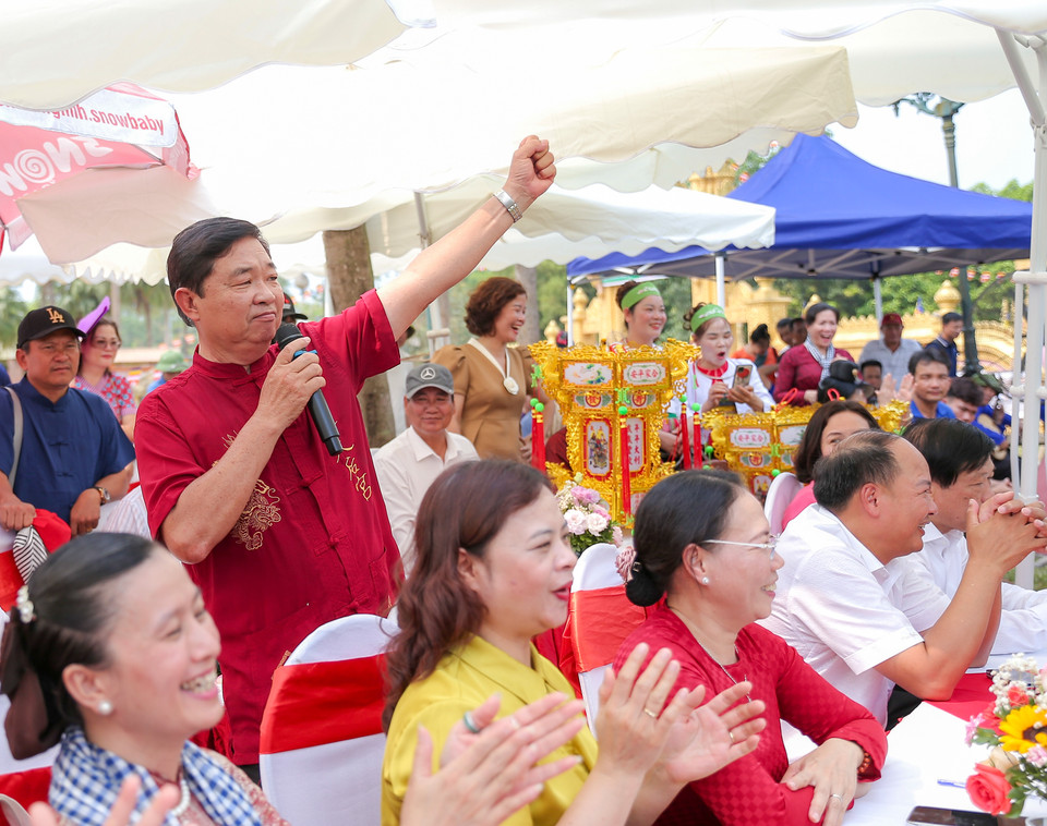Những người tham gia đấu đèn, ai nấy đều cho thấy rõ sự hào hứng trên khuôn mặt. (Ảnh: Diễm Hằng/Vietnam+)