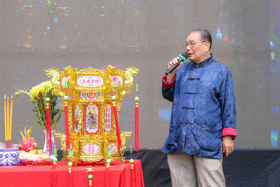 Buổi đấu đèn được điều hành bởi hai người dẫn chương trình bằng cả tiếng Hoa và tiếng Việt đọc tên và ra giá khởi điểm cho từng chiếc đèn. (Ảnh: Diễm Hằng/Vietnam+)