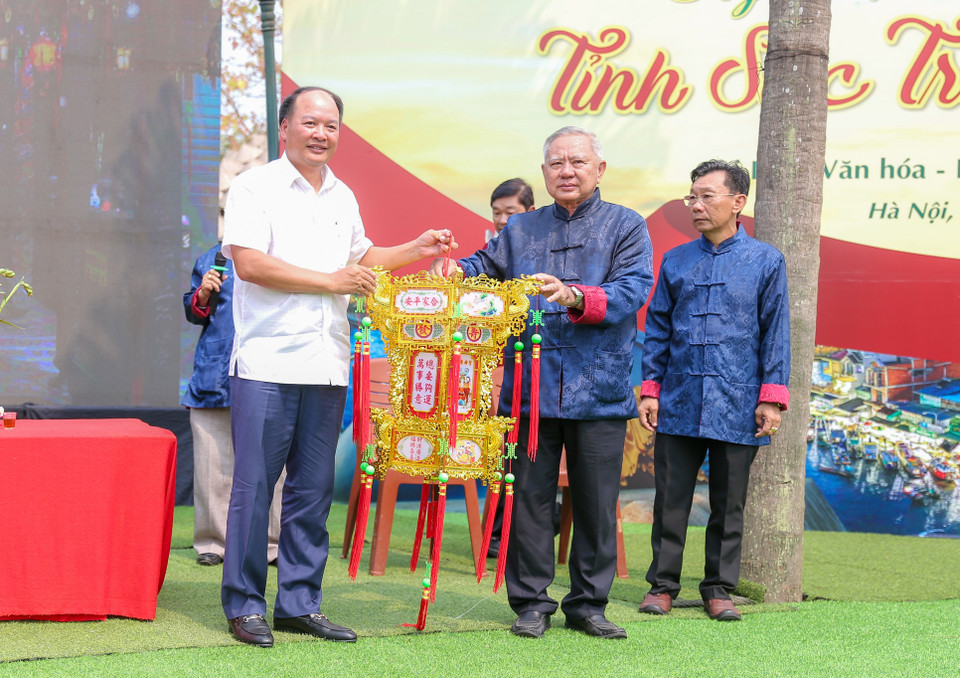Đèn được trao cho người thắng cuộc ngay tại buổi lễ. (Ảnh: Diễm Hằng/Vietnam+)