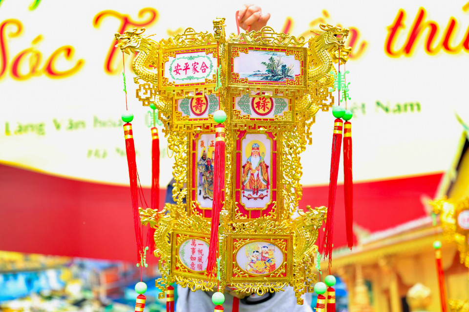 Đèn trong buổi lễ được gọi là đèn lộc và thường được đặt tên theo các vị thánh. Đèn có hình lục giác và được trang trí, chạm khắc bằng những hoa văn hết sức tinh tế kèm những lời chúc bằng chữ Hán. Phía dưới treo thẻ tên, xung quanh có tua rua đỏ. (Ảnh: Diễm Hằng/Vietnam+)