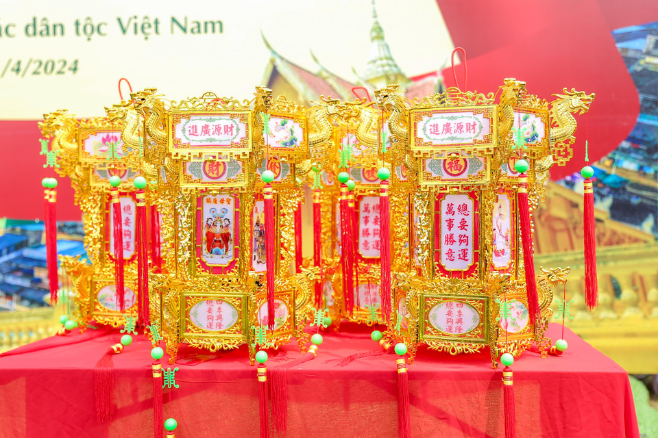 Đèn lồng tái hiện trong buổi lễ hôm nay gồm 4 chiếc. Mỗi chiếc đèn đều có một tên riêng và ý nghĩa riêng. Theo quan niệm thì đấu đèn và thỉnh được đèn cũng đồng nghĩa với việc rước được tài lộc nên những người tham gia đấu đèn không chỉ có các cá nhân mà còn có đại diện các tổ chức. (Ảnh: Diễm Hằng/Vietnam+)