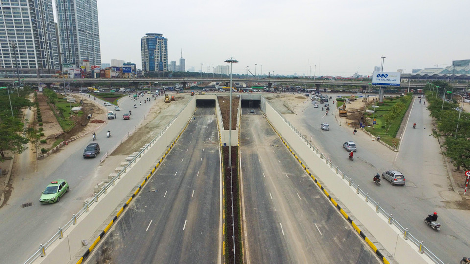 Cách đó hơn 1 km, tại nút giao Trung Hoà, quận Cầu Giấy, một hầm chui khác cũng đang được xây dựng. (Ảnh: Minh Sơn/Vietnam+) 
