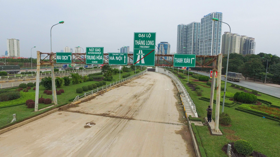 Hầm này được khởi công vào đầu năm 2015 với chiều dài gần 700 m, theo hướng Đại lộ Thăng Long - Trần Duy Hưng và chiều ngược lại với tổng mức đầu tư khoảng 700 tỷ đồng. (Ảnh: Minh Sơn/Vietnam+)