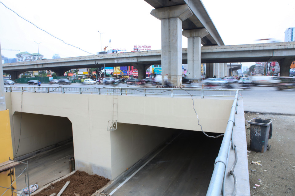 Đây là điểm giao cắt của đường vành đai 3 (gồm tuyến trên cao và mặt đất) với tuyến đường Nguyễn Trãi huyết mạch nối từ phía Tây Nam vào trung tâm Hà Nội. (Ảnh: Minh Sơn/Vietnam+)