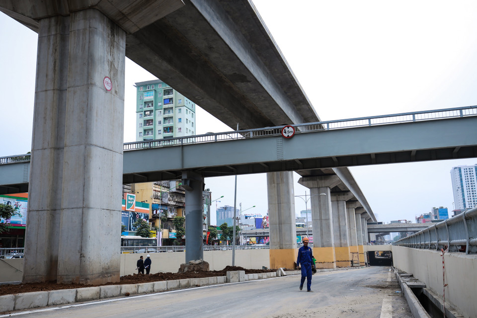 Hầm Thanh Xuân được thi công song song với dự án đường sắt trên cao. Hai tuyến trên cao (một đường sắt, một đường dành cho ôtô) kết hợp với tuyến đường mặt đất và hầm tạo thành nút giao 4 tầng đầu tiên ở Việt Nam. (Ảnh: Minh Sơn/Vietnam+)