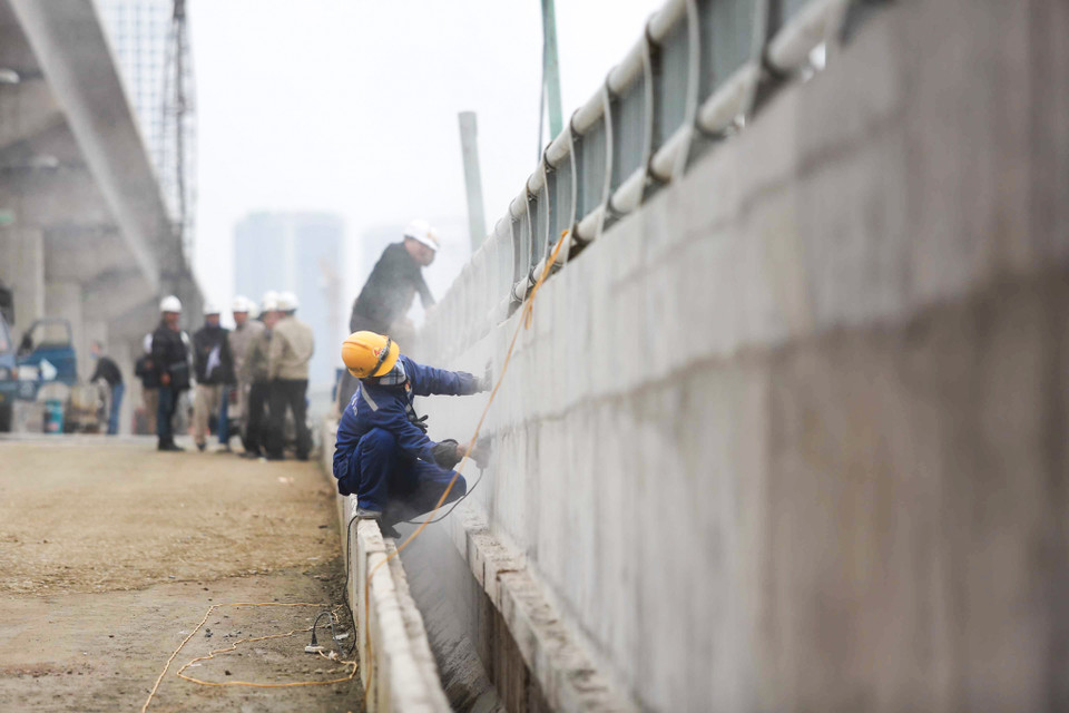 Gần 200 công nhân thuộc liên danh Cicenco 4 - Hanshin quyết tâm không nghỉ Tết để hoàn thành các công đoạn cuối cùng. (Ảnh: Minh Sơn/Vietnam+)