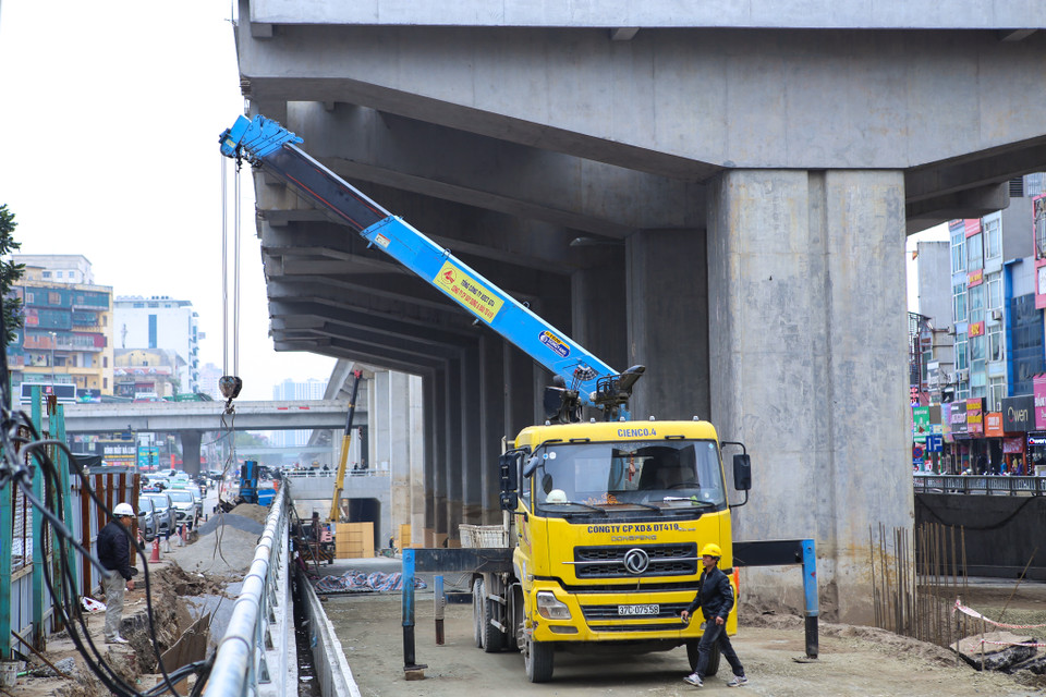 Hai tiểu dự án nút giao hầm chui Thanh Xuân và Trung Hòa đang được các nhà thầu nỗ lực thi công với 3 ca liên tục nhằm đưa công trình cơ bản hoàn thành thông xe kỹ thuật. (Ảnh: Minh Sơn/Vietnam+)